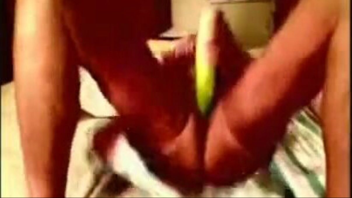 vovó animada adora pepino. maduro não profissional
